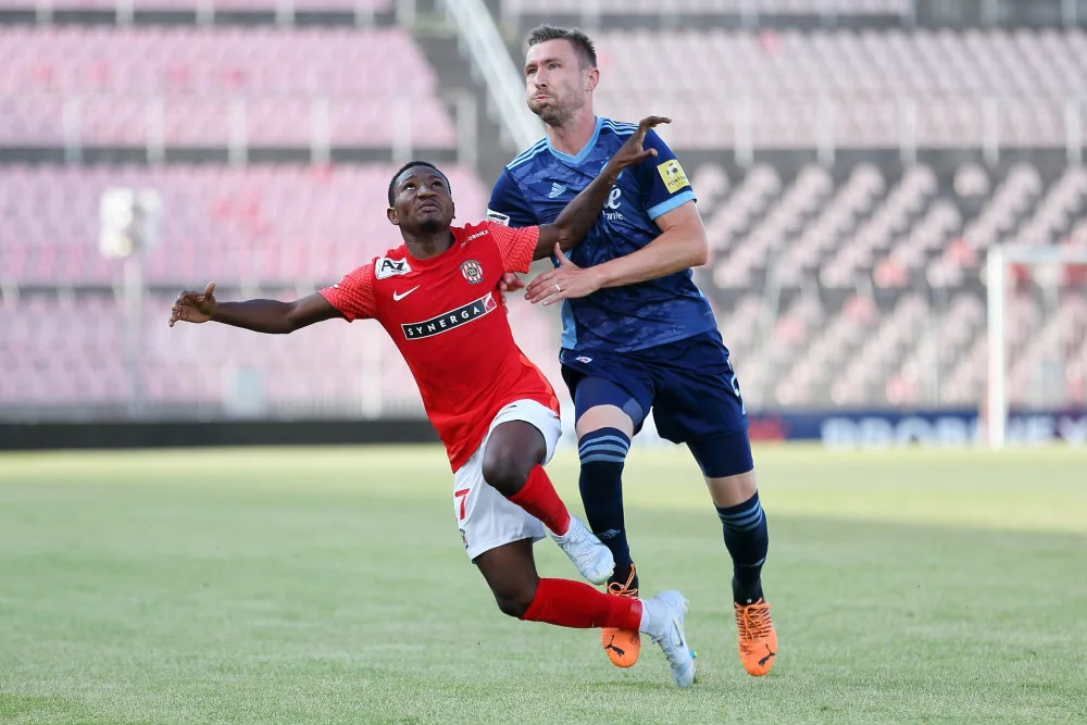 Záložník Musa Alli v souboji s obráncem Slovanu