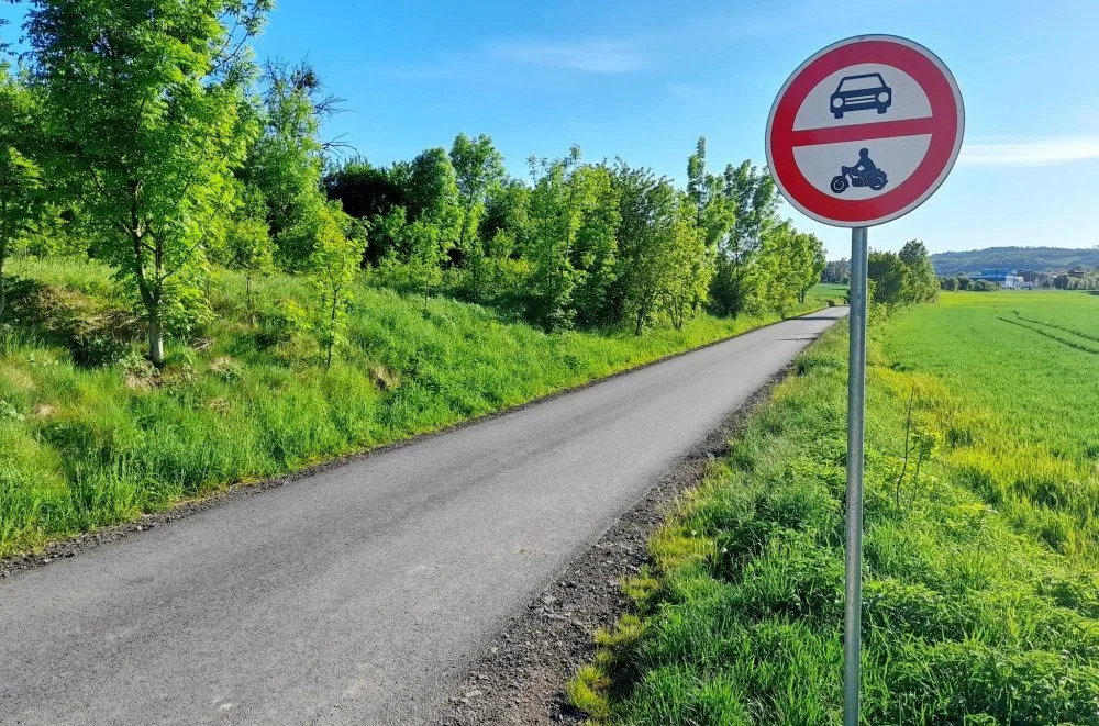 Vyškov štve, že mu po opravené cyklostezce jezdí auta. Koupíme zábranu, hlásí město