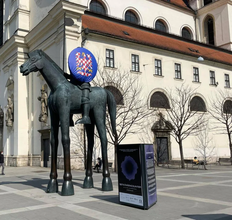 Socha brněnského Jošta se převlékla. Štít zdobí moravské orlice na počest věrozvěstů