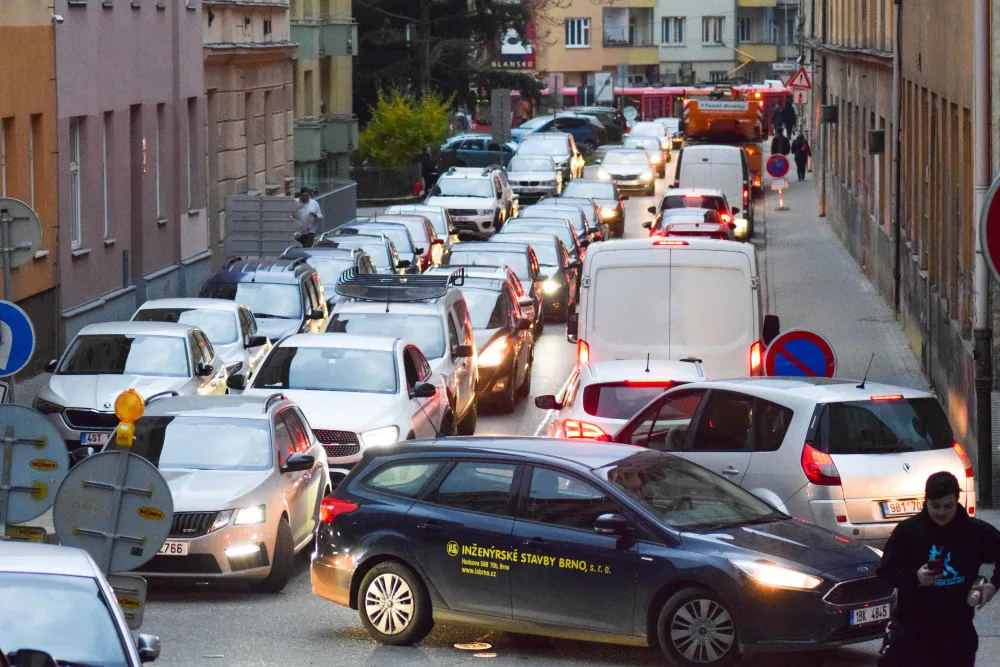 V Brně se počet registrovaných aut přehoupl přes dvě stě tisíc. Přibývá ale i cyklistů