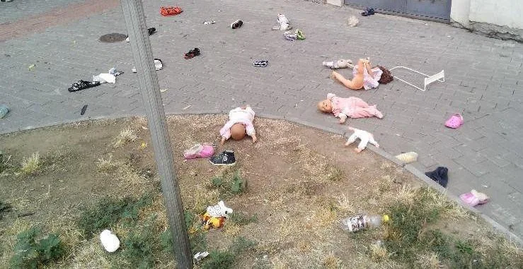 Brněnský příběh hraček. Na chodník pršely boty i panenky