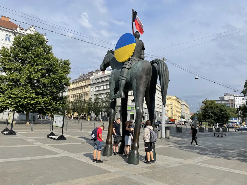 Brno vrátilo na sochu markraběte Jošta ukrajinskou vlajku. Kritici zuří