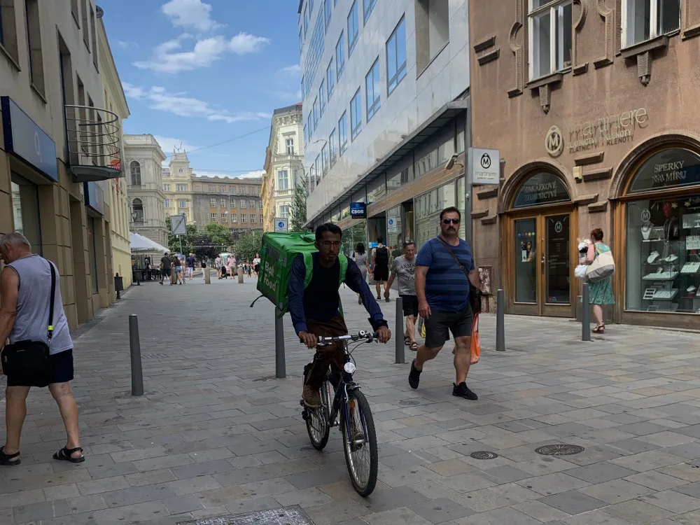 Brno nechce cyklisty v České ulici. Kolaři trasou i přes zákaz stále jezdí