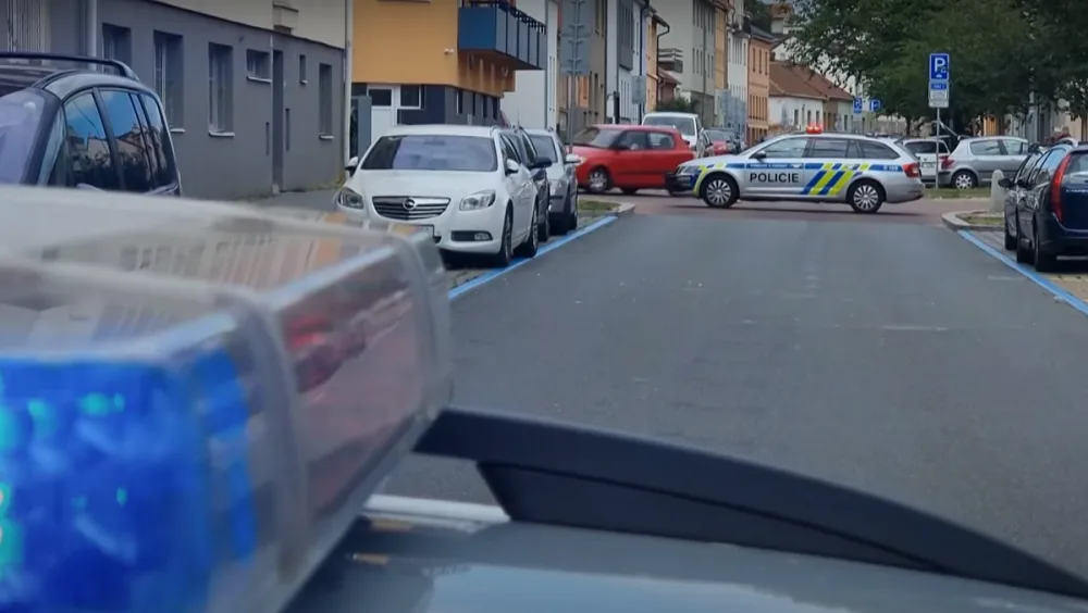 Cizinec v Brně vyhazoval věci z balkonu. Trefil auto, lahví minul chodkyni