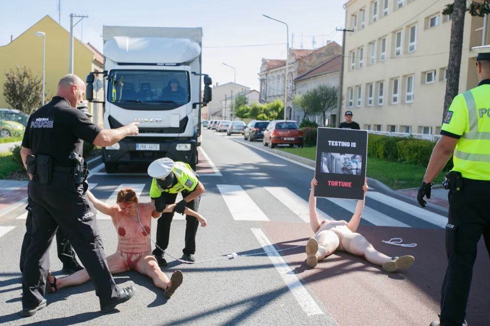 Aktivistky na jižní Moravě se kvůli zvířatům svlékly a polily umělou krví
