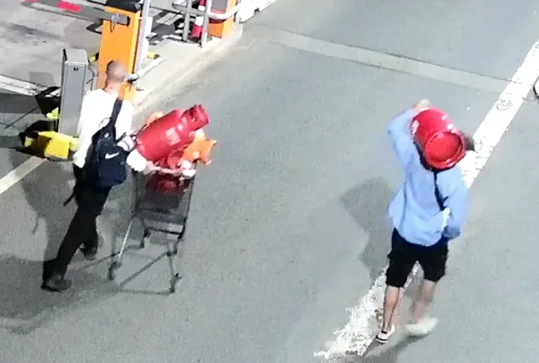Muži si odvezli tlakové lahve