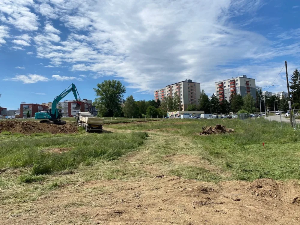 Bystrčtí rodiče se radují. V ulici Nad Dědinou roste nová školka