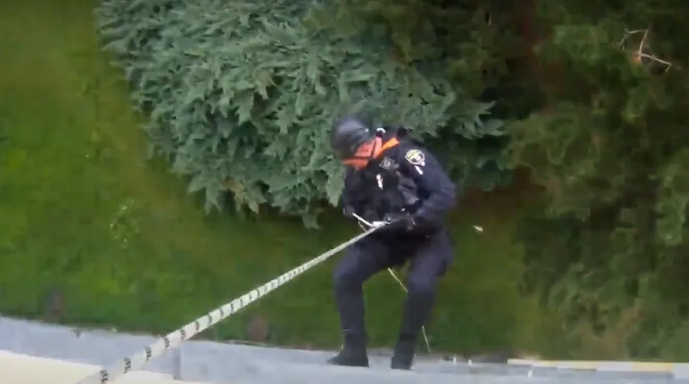 Policisté v Brně se slanili k důchodkyni, která se nemohla hýbat