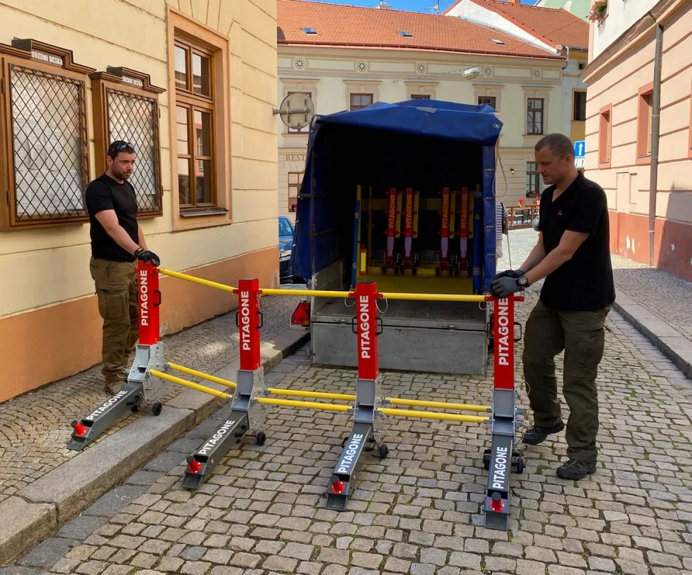 Znojmo koupilo mobilní bariéry, které chrání lidi před útočníkem v autě