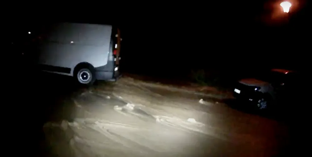 Brnem se v noci valila voda. Potrubí prasklo u základní školy