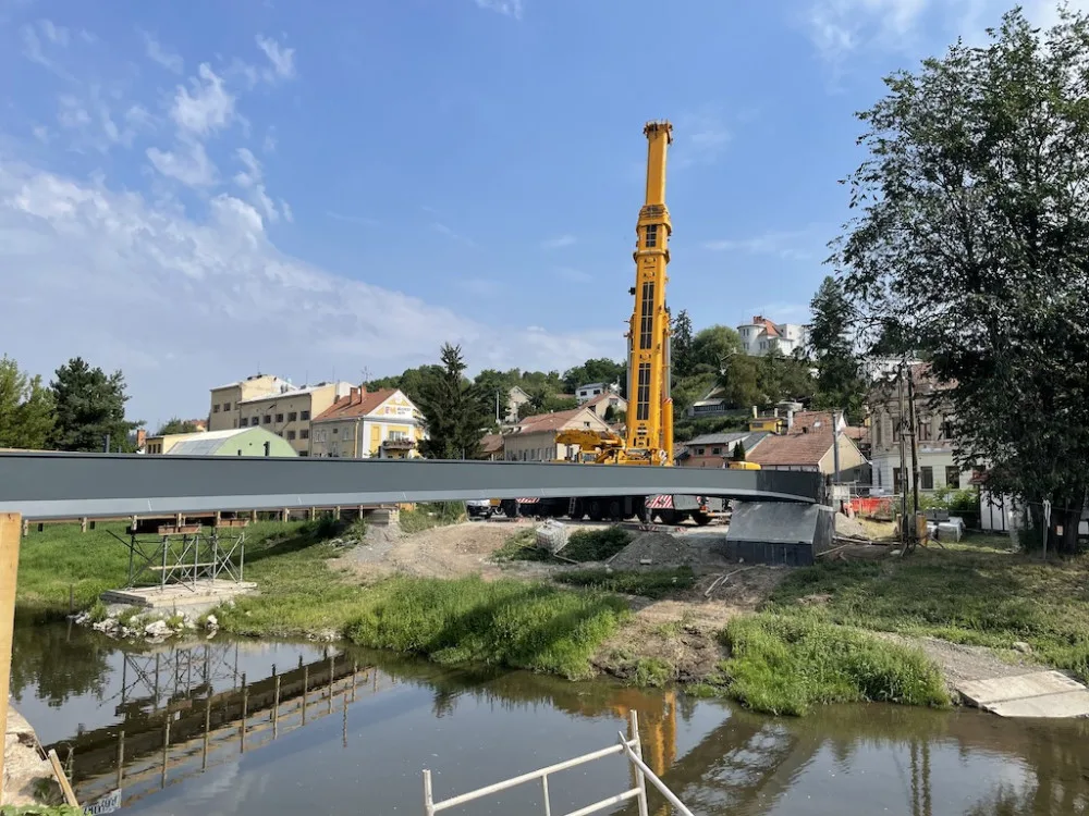 Řeku Svitavu překlene v Bílovcích nová železná lávka