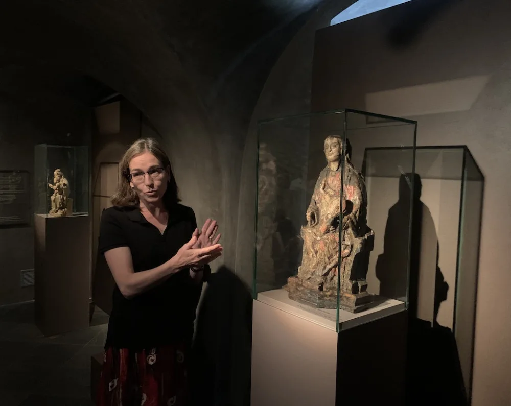 Diecézní konzervátorka Lucie Kolářová představuje Madonu z Klobouk.