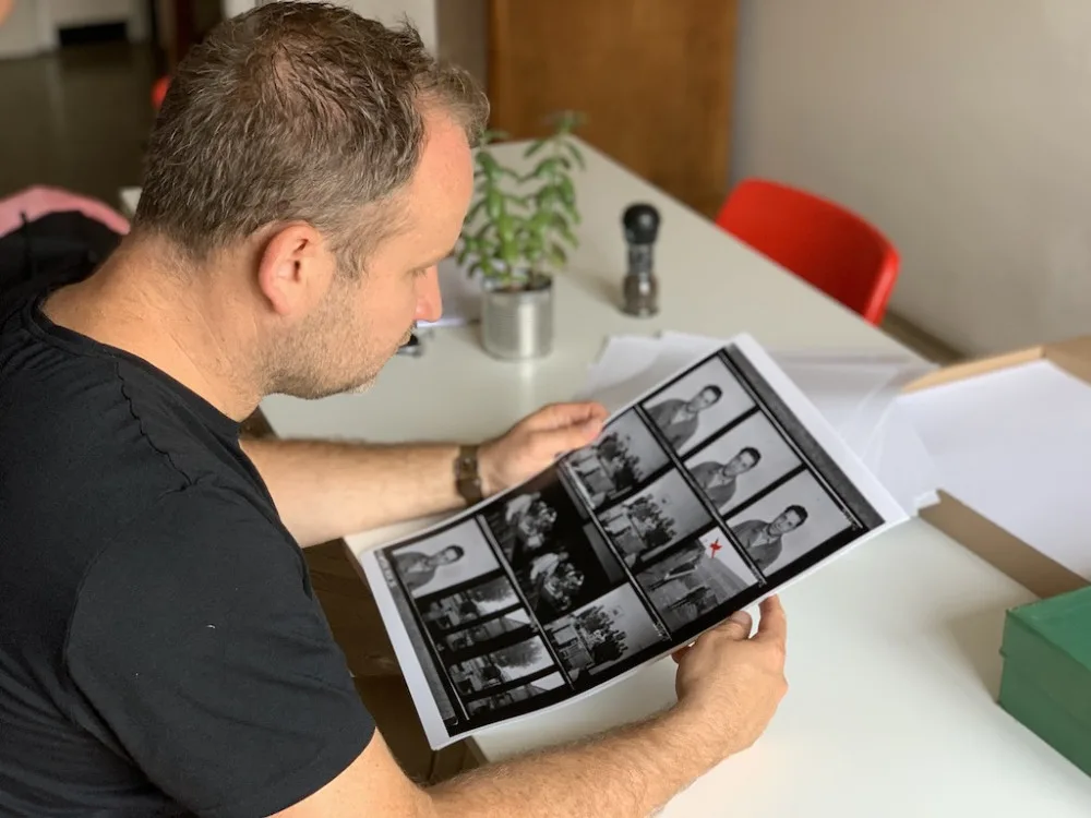 Fotograf z Brna našel u popelnic rozsáhlý fotoarchiv Zbrojovky. Snímky čeká po letech záchrana
