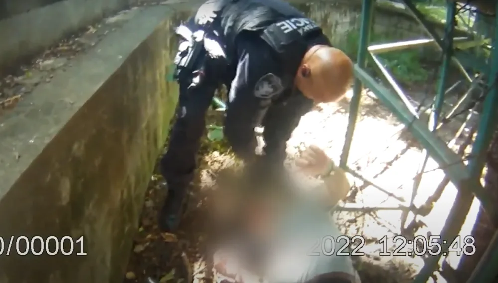 Opilý důchodce v Brně se zamotal do ostnatého drátu. Vystříhali ho strážníci