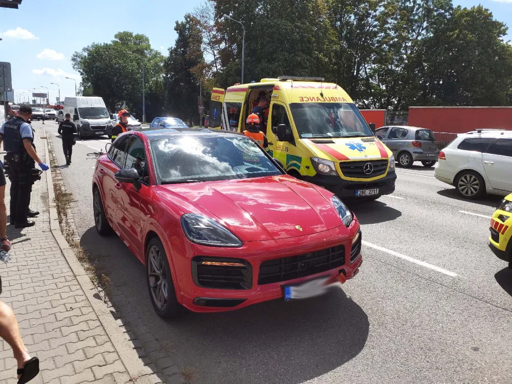 V Brně srazil řidič Porsche důchodce na kole. Je vážném stavu