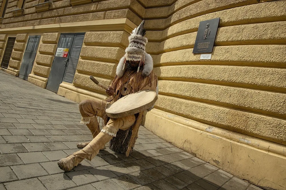 Experti z brněnského muzea vyrobili figurínu šamana, kterého trápily zuby a duševní zdraví