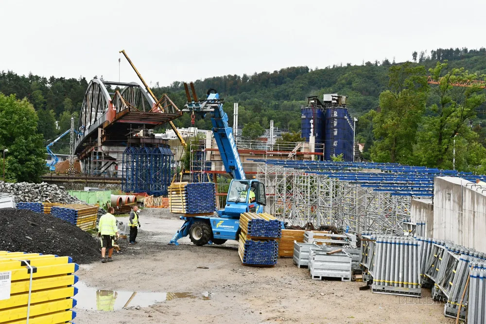 Unikátní podívaná. V Blansku vysouvají tisícitunový kolos nad řeku
