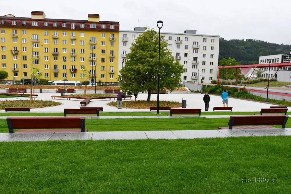 Blansko dokončilo opravu náměstí. Lidi čeká nové parkoviště i mlžítko