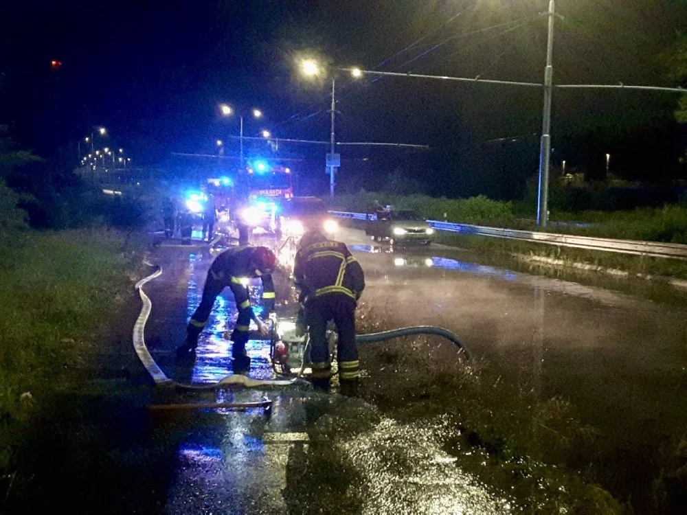 Bouřky na jihu Moravy komplikovaly dopravu. V centru Brna plavala auta. Foto: HZS JMK