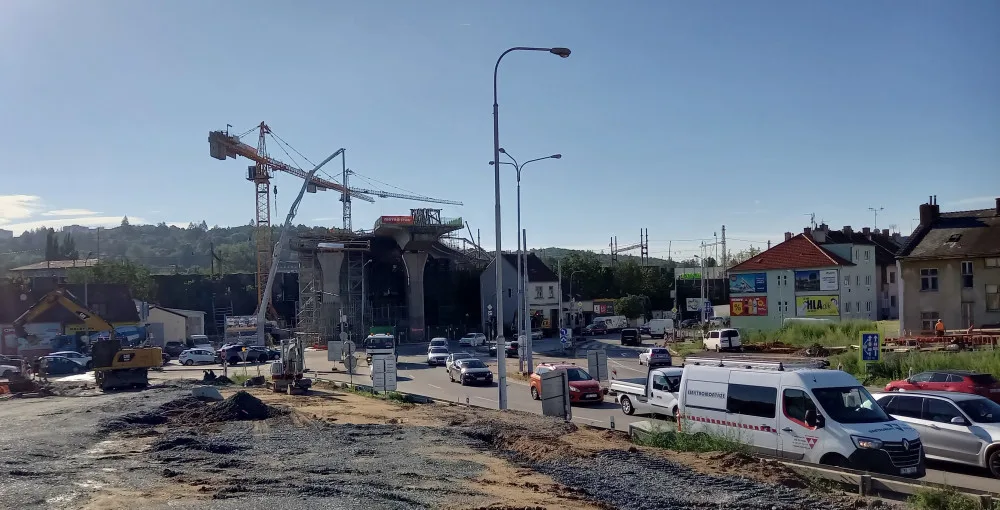 Brnu roste před městský okruh. Dělníci mostní estakádou překlenuli maloměřické nádraží