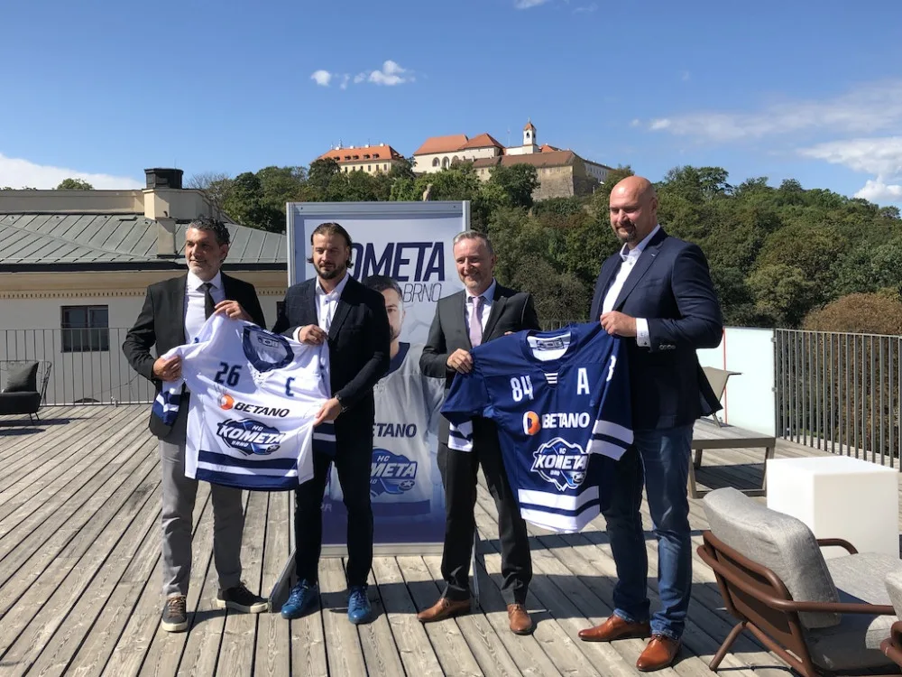 Zleva: Evangelos Dedoulis, kapitán Komety Martin Zaťovič,  Roman Maco z Betamo a Libor Zábranský