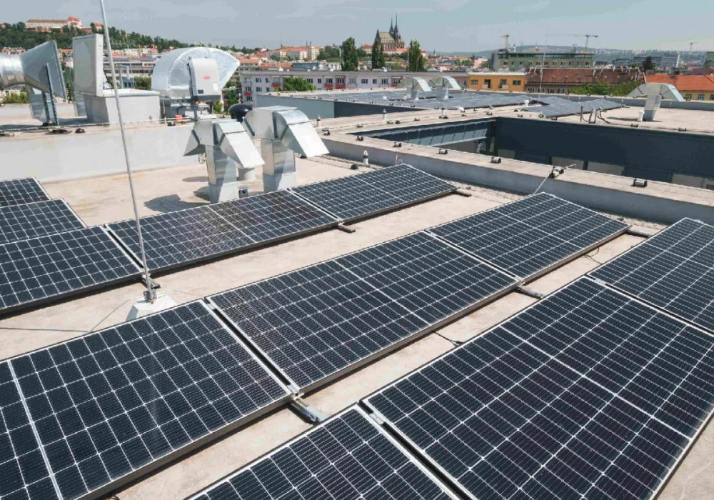 V Brně si pořídí tisíc solárních panelů na střechy. S instalací se začne na podzim