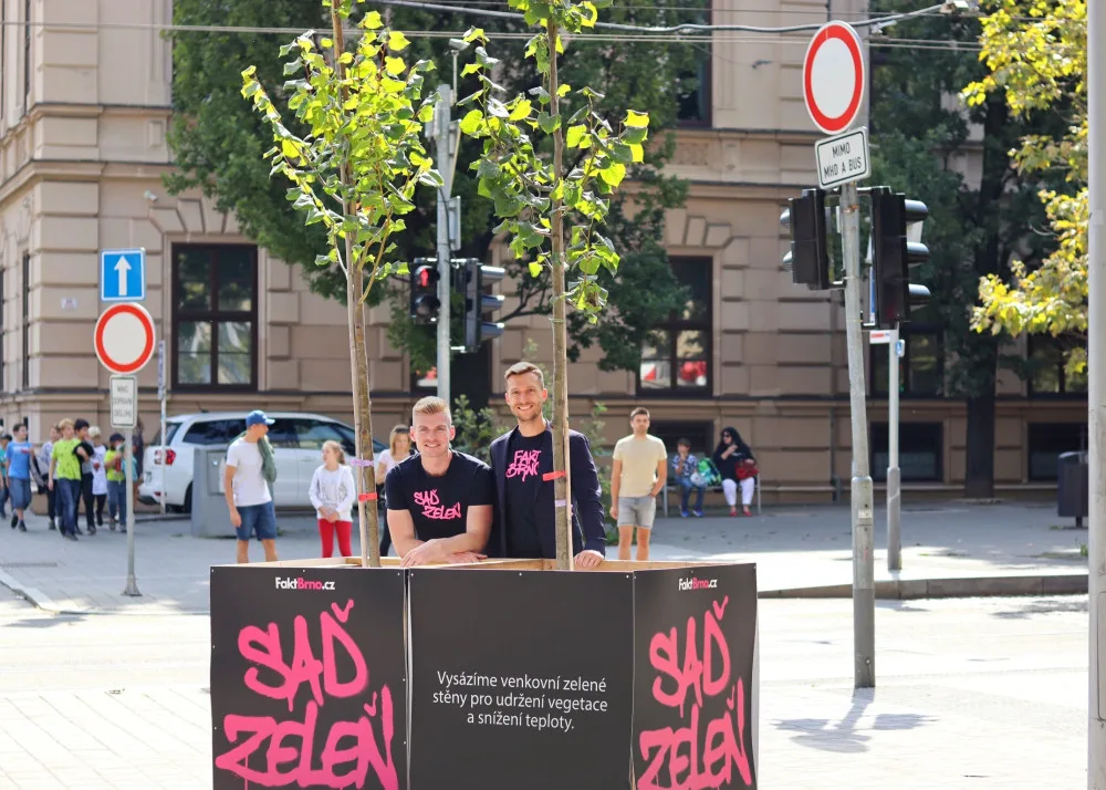 Centrum zaplavily stromy hnutí Fakt Brno. Po volbách je zasadí v Technologickém parku