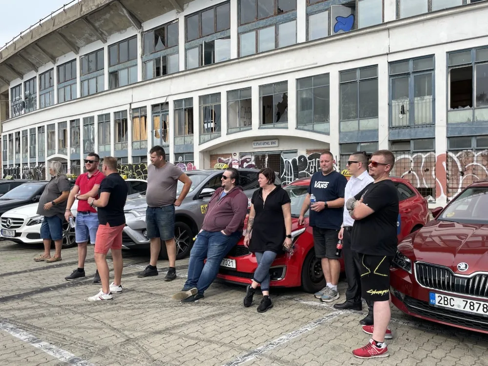 V Brně si dali sraz rozlobení taxikáři. Protestní jízdou upozornili, že jim vadí řidiči Uberu