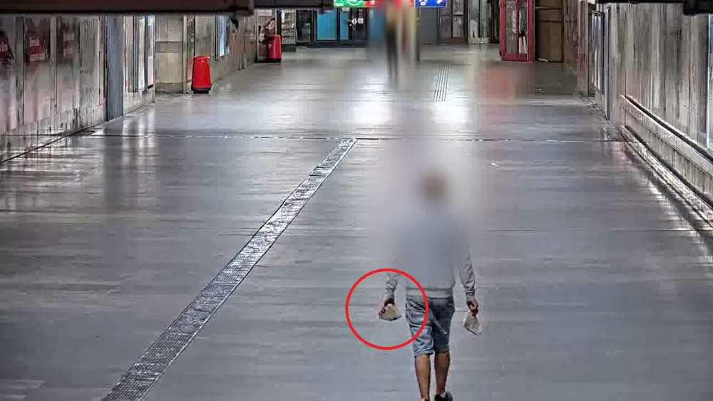 Cizinec s dlažební kostkou