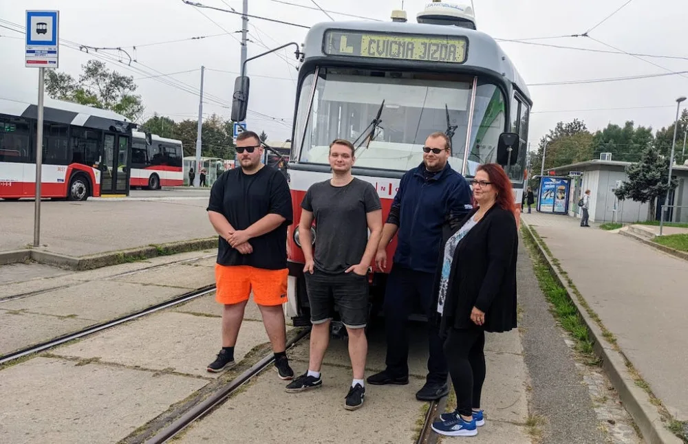 Jezdíme šalinou, a ne tramvají, učí brněnští dopraváci řidiče z Mostu