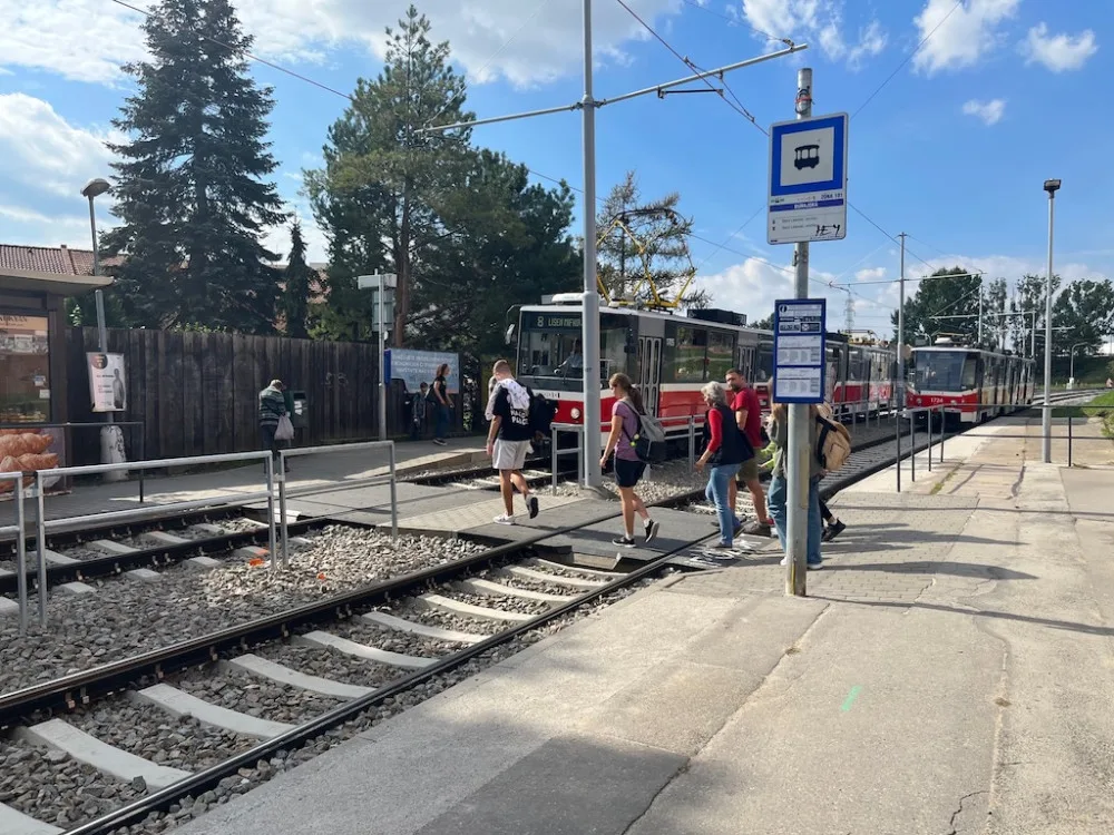 Brněnský šalinář smetl lidi na zastávce. Nebrzdil, připouští dopravce