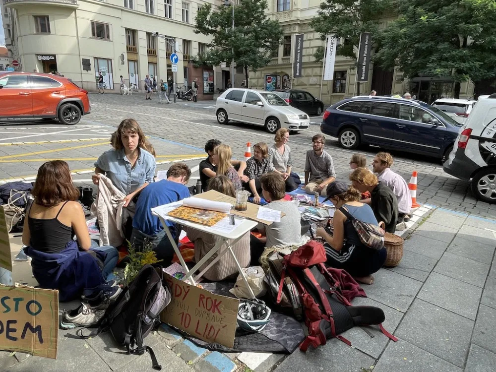 V centru Brna se povalují ekoaktivisté. Vadí jim, že po městě jezdí hodně aut