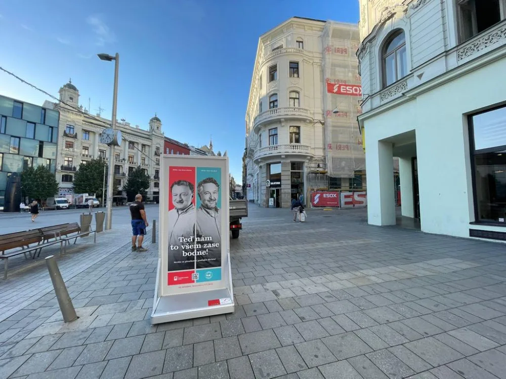 Podané ruce zahajují kampaň na očkování posilovací dávkou. Očkování u nich podporují i Konvalinka se Smejkalem