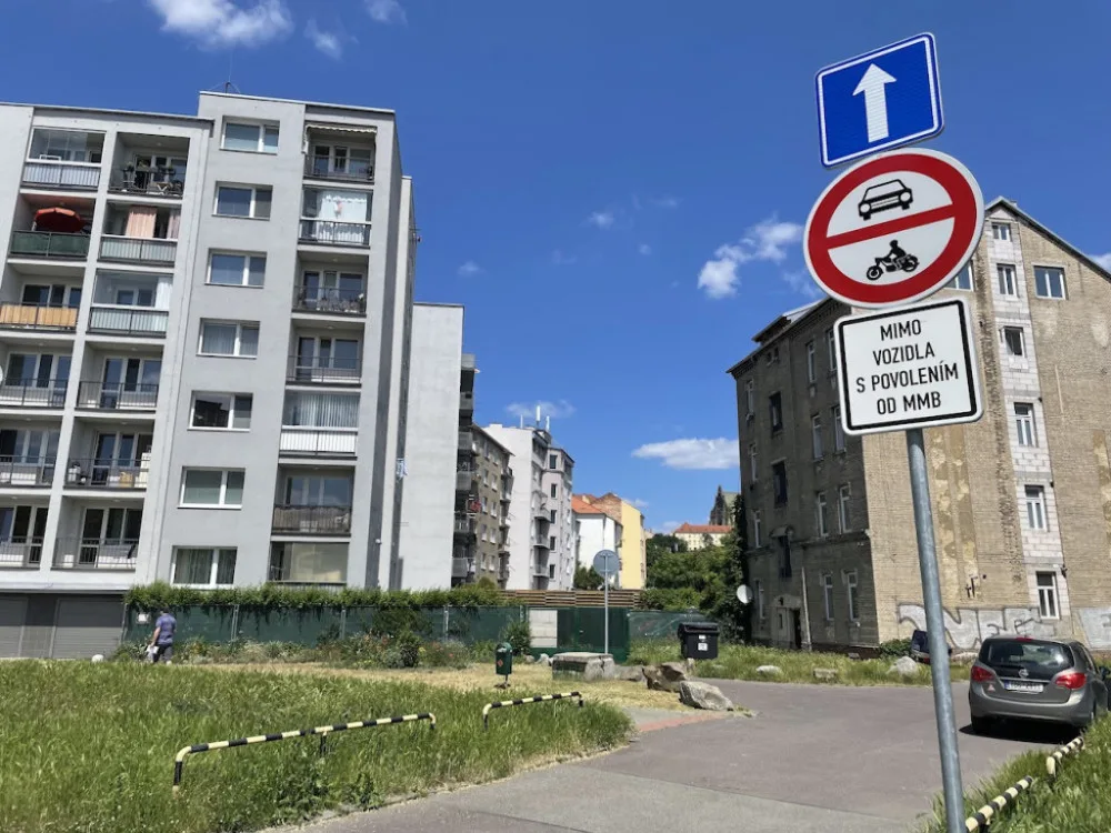 S parkováním zadarmo je konec. Řidiči za stání ve vnitroblocích zaplatí
