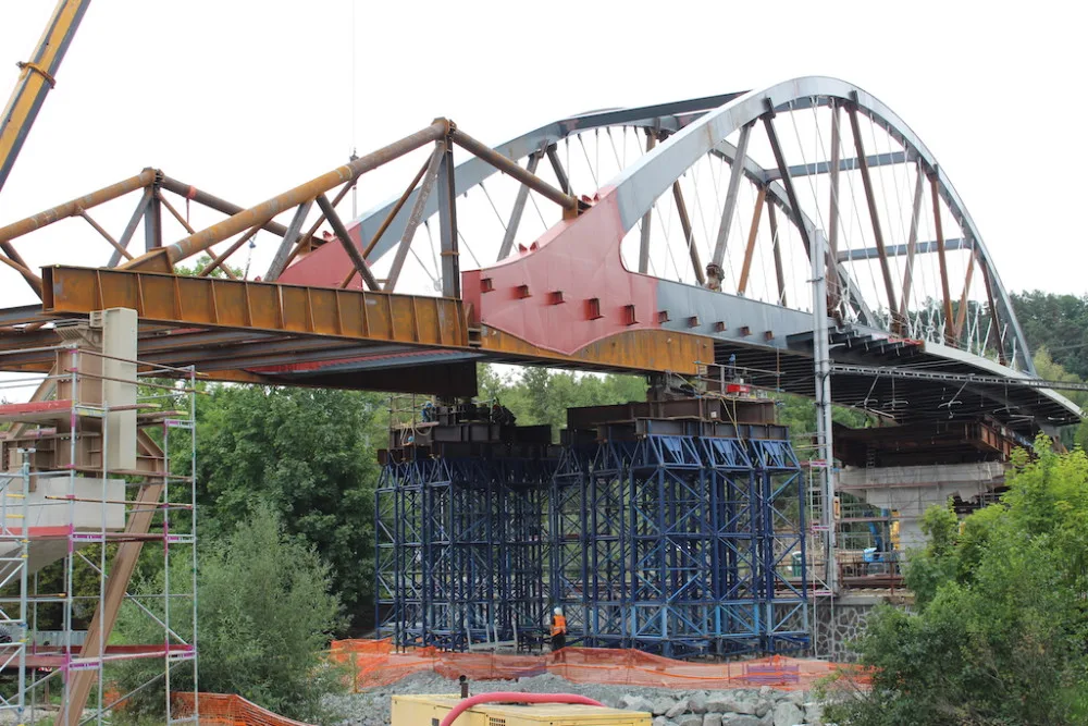 Blansko se blíží vytouženému mostu. Překlenuje železnici i řeku