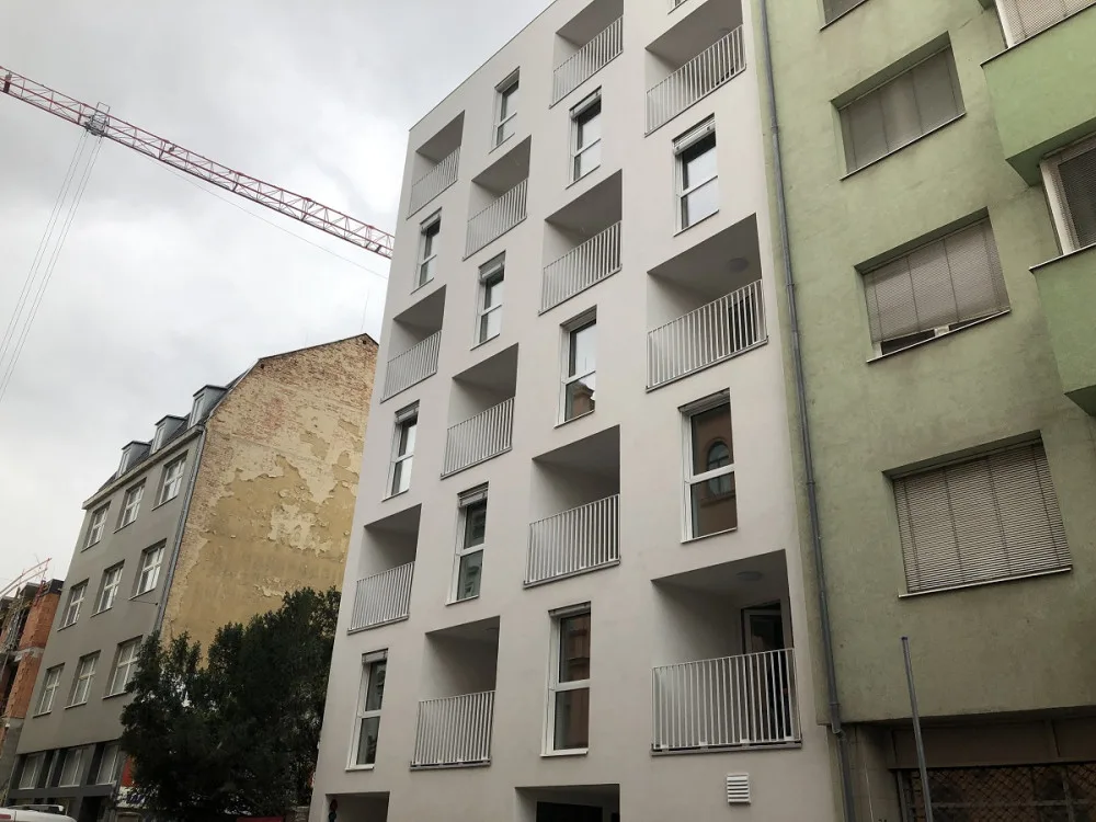 Budova se nachází na adrese Bratislavská 51