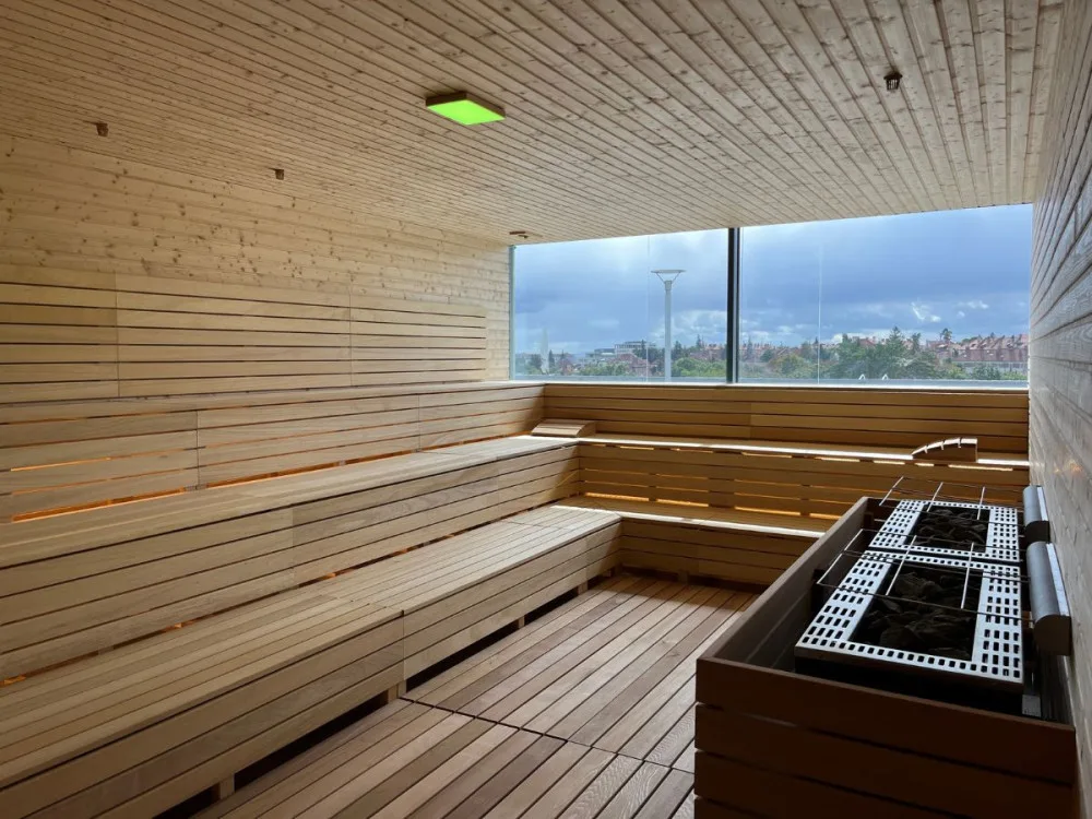 Vnitřní sauna s výhledem na Brno