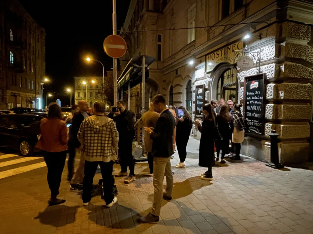 VOLBY 2022: ODS kráčí za vítězstvím v Brně. Před volebním štábem se čeká na primátorku FOTO: Michal Šťastný