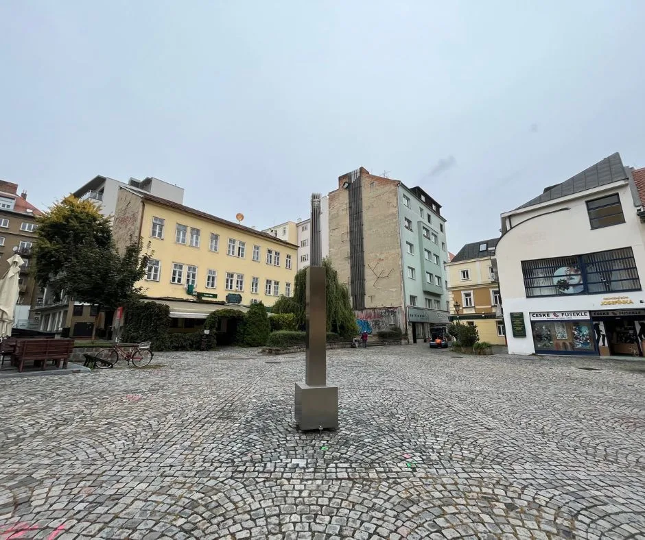 Socha Levitace z dílny akademického sochaře.