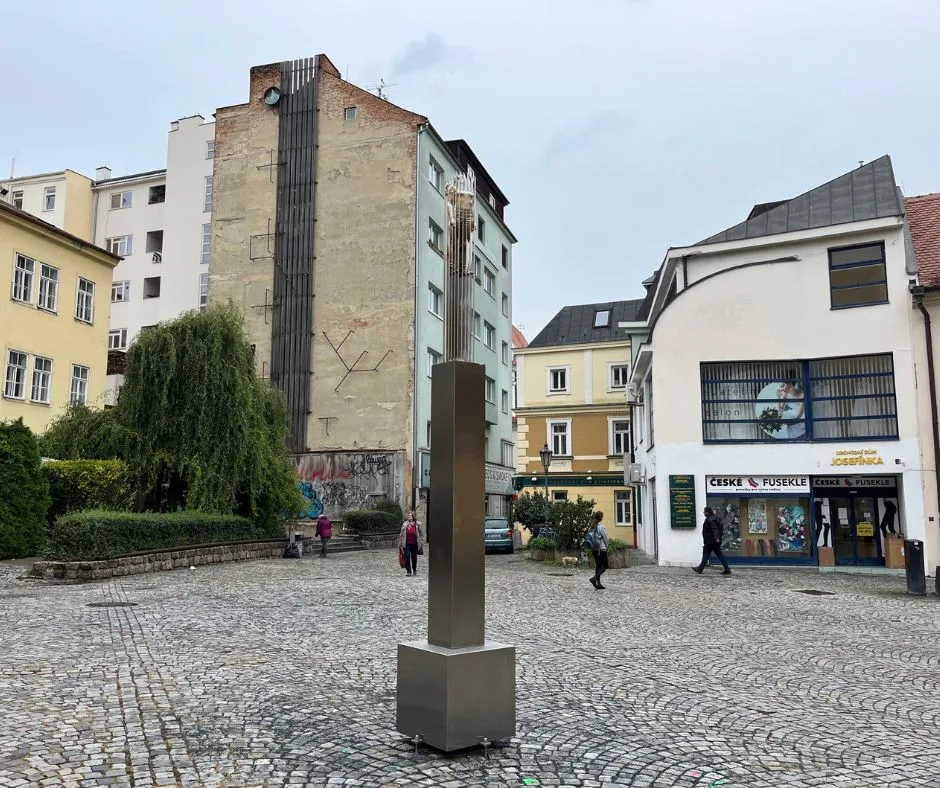 Socha Levitace z dílny akademického sochaře.