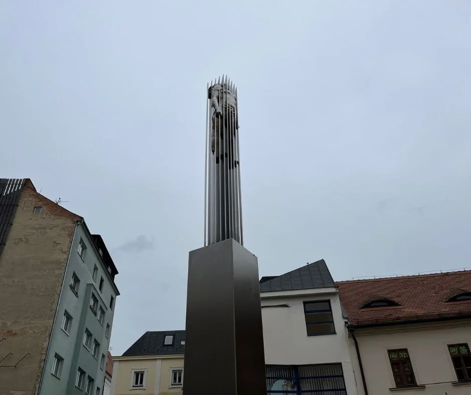 Brno obdivuje novou propíchanou sochu ženy
