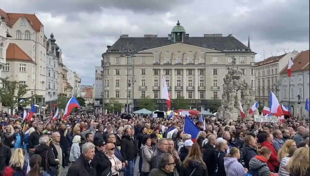 Tisícovka lidí v Brně si zakřičela proti vládě a poslechla si, jak Ortel zpívá hymnu