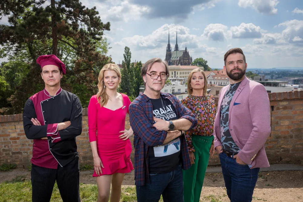 Dobré ráno, Brno, říká režisér Prušinovský a tropí si z města žerty. Nejvíc to schytává Česká televize