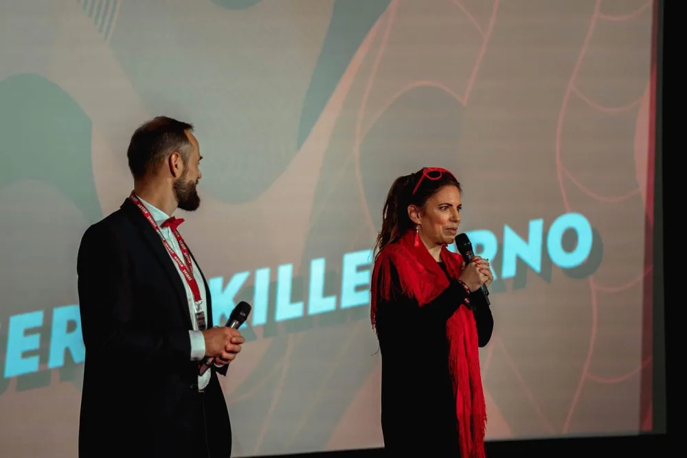Dobré ráno, Brno, říká režisér Prušinovský a tropí si z města žerty. Nejvíc to schytává Česká televize