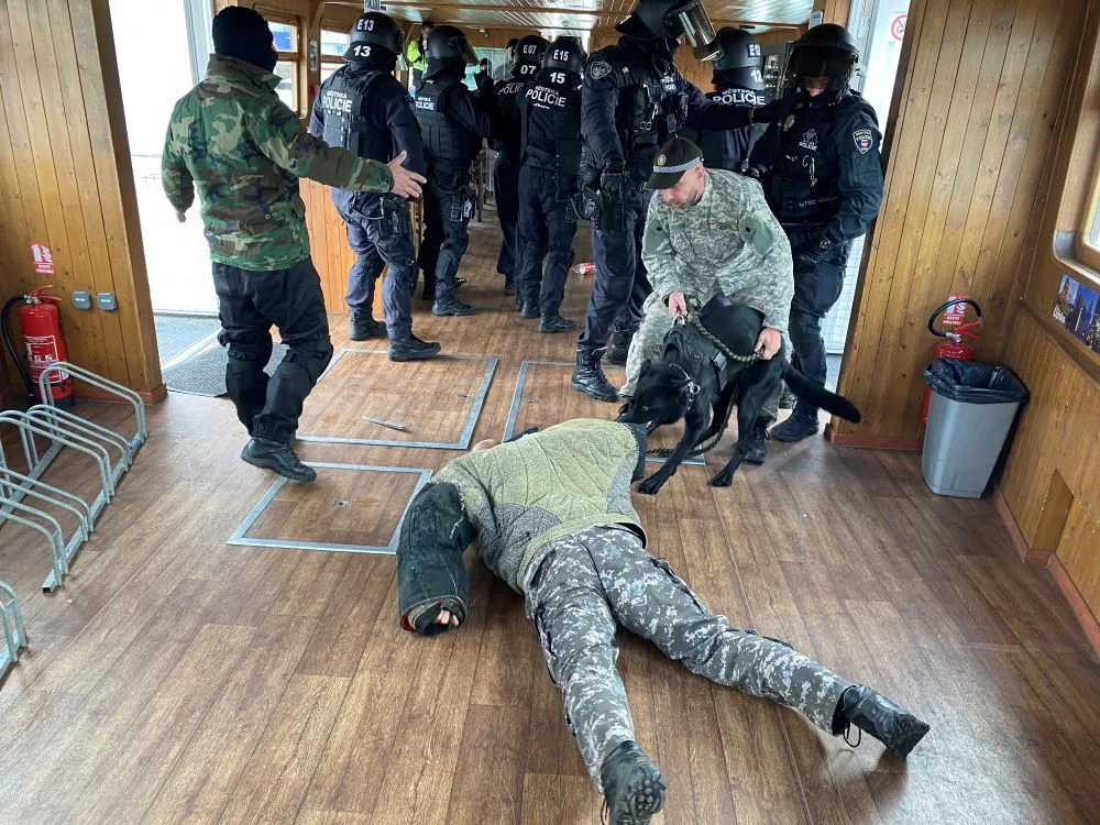 Brněnští strážnici nacvičovali zásahy v krizových situacích na lodi. Součástí tréninku byli i psi