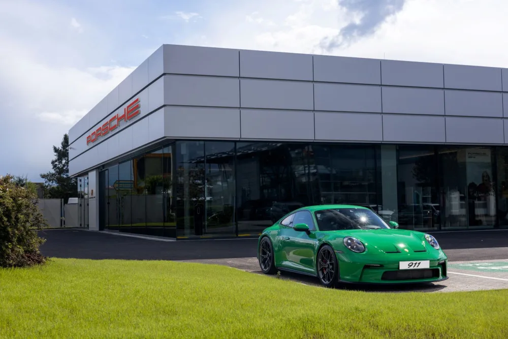 Porsche získalo nový domov v Brně. Výrobce vozů otevřel ve městě moderní centrum