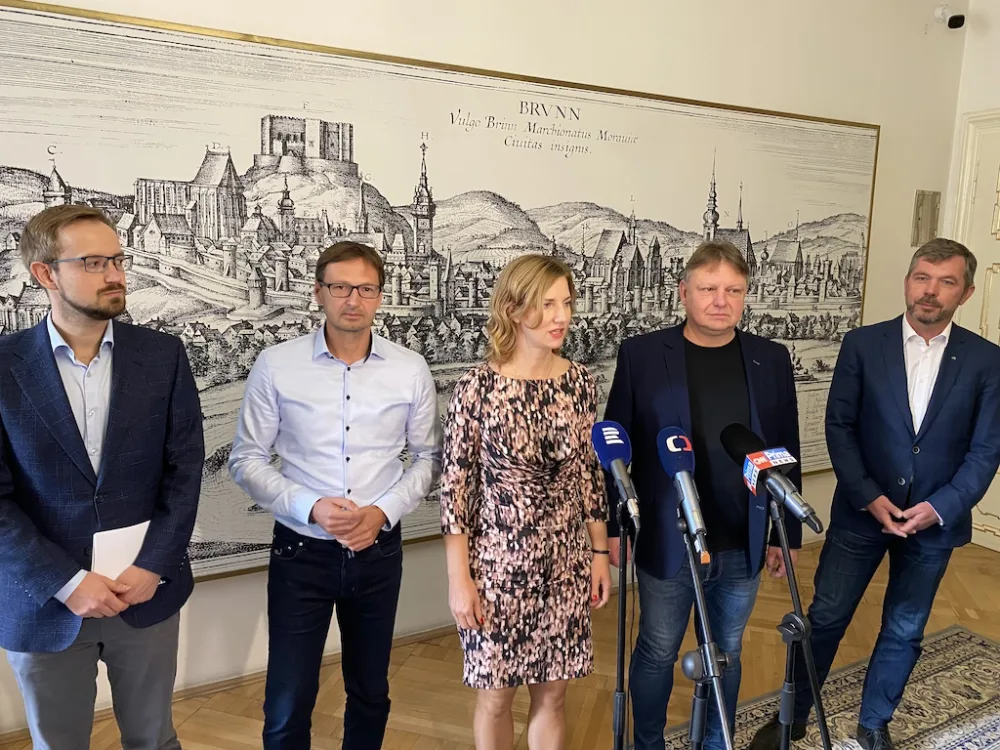 Zleva: Marek Lahoda (Piráti), Jiří Oliva ČSSD), Markéta Vaňková  (ODS), René Černý (ANO) a Filip Leder (KDU-ČSL)