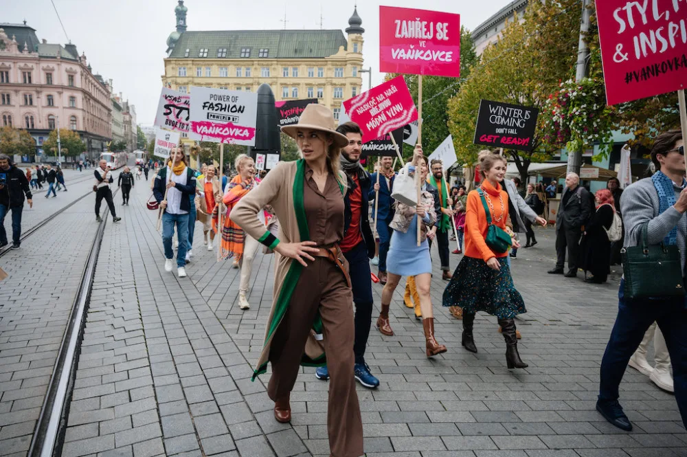 Fashion show ve Vaňkovce vyvrcholila průvodem modelek a modelů do centra města