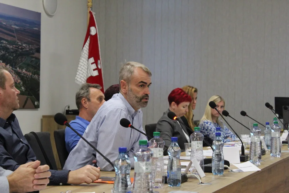 Robert Šlachta promlouvá k zastupitelům