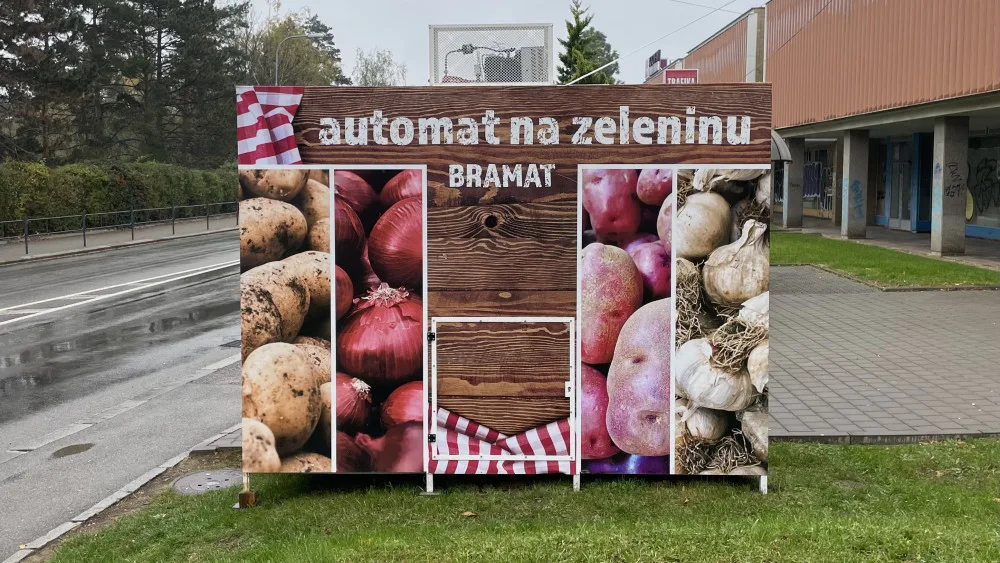 Lidé v Brně si chodí pro brambory a cibule do automatu. Nastrkali je tam zemědělci